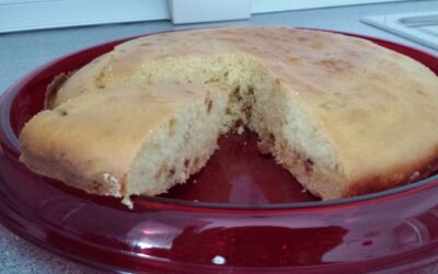 Torta con yogurt, miele e goji