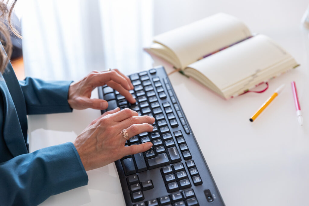 dettaglio di Alessia Bruno che scrive alla tastiera del computer